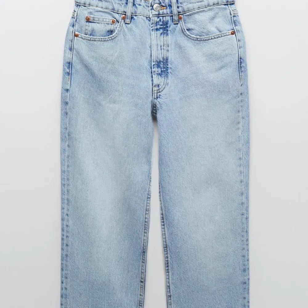 Säljer dessa as sköna raka jeans från zara i storlek 36. Jeansen sitter vädligt fint hela vägen och färgen är superfin nu till våren.  Den blåa färgen har lite mörkare detaljer vid sömmarna som visas på bilderna. . Jeans & Byxor.