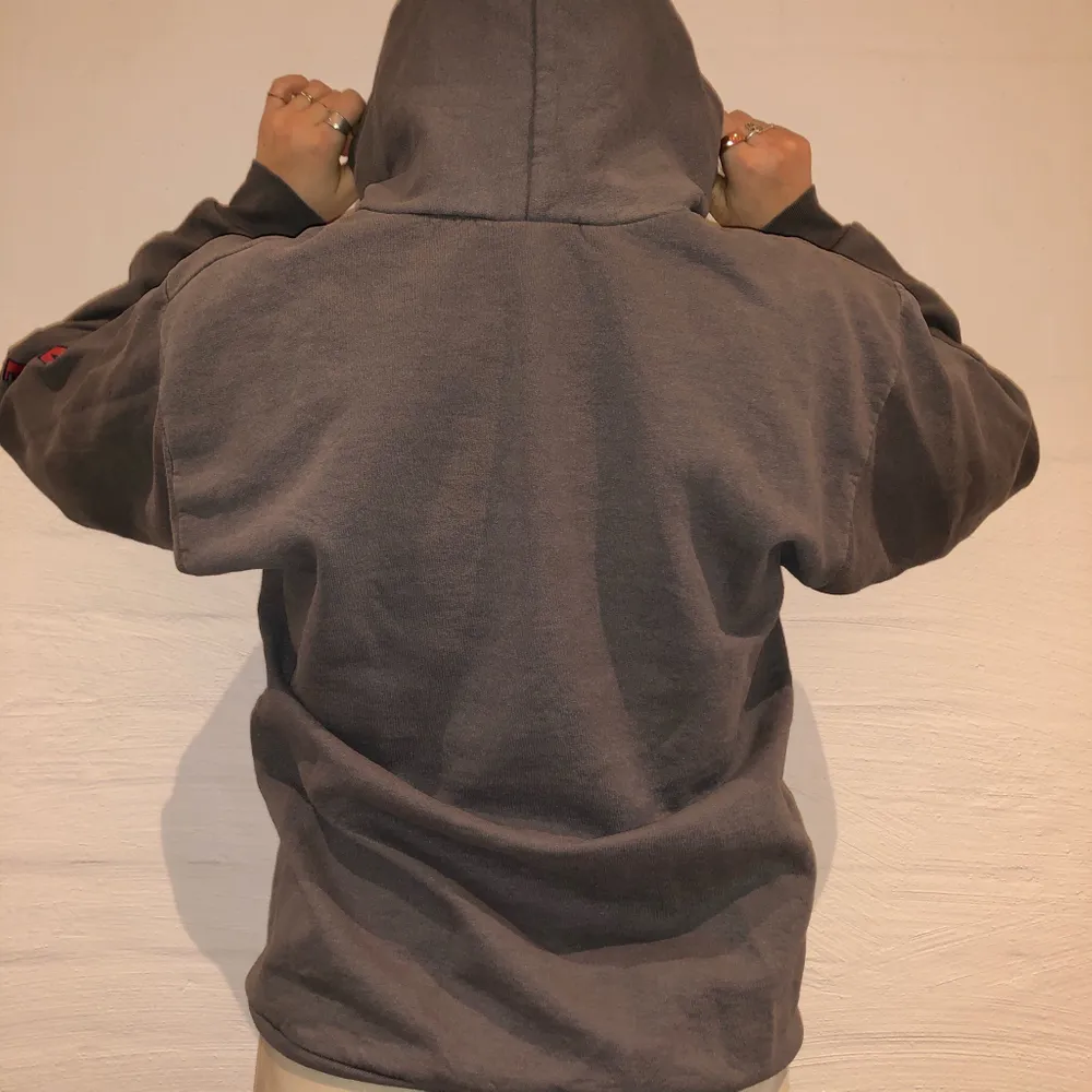 Vi säljer denna mörkgrå hoodie med Nampa tryck på framsidan och volleyball tryck på vänster arm. Priset är 329kr.  Den har ingen storlek men sitter som en M eller S. Personen på bilden är 165 och brukar ha på sig M. Det finns lite fläckar vid trycket och på höger arm. Detta syns lite i bilderna men vi skickar även vid intresse. Kontakta oss på Plick eller vår Instagram @wanderetro. Om flera visar intresse blir det budgivning. Köparen står för spårbar frakt på 66kr. 🤍. Hoodies.