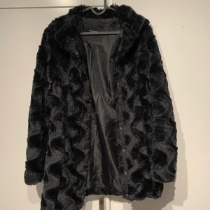 Fin fuskpälsjacka  - Fin jacka i fuskpäls, använd men i mycket fint skick! Storlek S. 