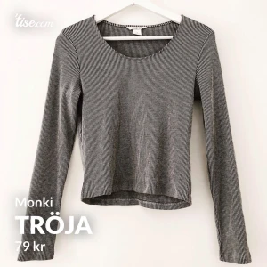 Tröja  - Randig tröja från Monki med lite djupare urringning, storlek S men skulle säga att den är lite liten i storleken! Aldrig använd, så i nyskick. Frakt tillkommer!