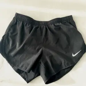 Lätta svarta Nike shorts i storlek S. De är mindre i storlek än en vanlig S, därav säljer jag dem. Köpta för 250 kr och aldrig använda! 