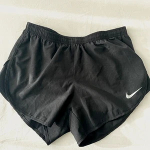 Nike shorts - Lätta svarta Nike shorts i storlek S. De är mindre i storlek än en vanlig S, därav säljer jag dem. Köpta för 250 kr och aldrig använda! 