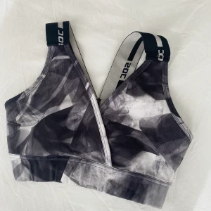 SOC Sporttopp - Sporttop från SOC i storlek XS. Säljer pga att den är för tight runt om. Mycket bra stöd och skön att ha på sig!