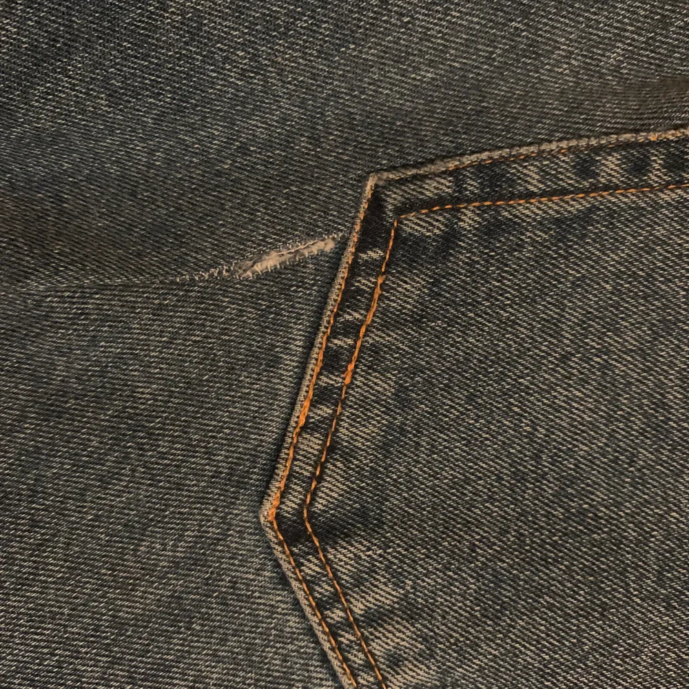 Älskar dessa byxor men har blivit för små:( finaste färgen på byxorna och modellen är perfect. De har tyvärr gått sönder lite i baken(se bild 3) men det är sytt och inget man märker när de är på🧡🧡🧡. Jeans & Byxor.
