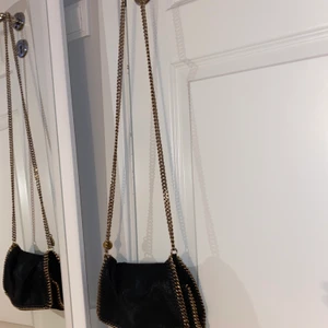 Stella McCartney väska - Stella McCartney falabella shoulder bag. Nypris 595€. Använd under ett års tid, fint skick.