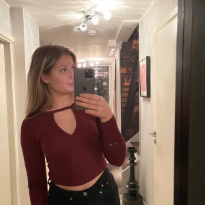 Vinröd topp i storlek S - Väldigt söt topp som passar till nästan alla tillfällen. Jag känner att den sitter lite för tight runt armarna därför säljer jag den. Den är i bra skick!! 😍