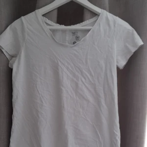 Vit t-shirt - Säljer denna bas t-shirten i vit. Den är i storlek S men passar även M. Köpt på Ullared för ett halv årsedan.       T-shirten kommer jag att strycka när den ska skickas