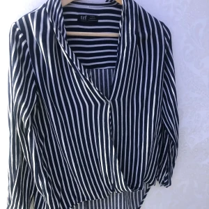 Blus från Zara - Randig blus från Zara i storlek Xs