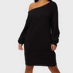 Off shoulder jumper dress svart i storlek s/m från missguided. Aldrig använd, prislapp kvar. Köpt för 250. Säljer för 120 eller bud. Köpare står för frakt💓