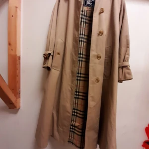 Burberry vintage kappa/trenchcoat.  - Säljer en Burberry vintage kappa/trenchcoat. Den är beige och i strl 36/38. Vintage som sagt men i jättefint skick! Med avtagbart innefoder av ull. Jag har fått kappan värderad utav Bukowskis till 2500kr som ni kan se på en utav bilderna. Men priset kan diskuteras vid snabb affär!