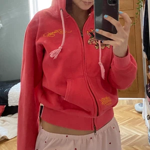 Ed Hardy Hoodie - Säljer denna riktigt snygga och coola hoodien😎😎. Jätte fint skick och jätte skön❤️❤️ Bud på 400kr