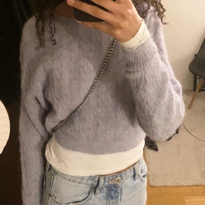 Stickad tröja  - Jättefin stickad croppad tröja från zara. Sjukt fin färg men har inte kommit till så mycket användning. Bara att höra av sig för fler bilder.