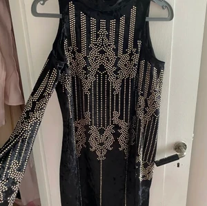 Klänning  - Svart klänning med små stenar på , perfekt för fest 🎉 