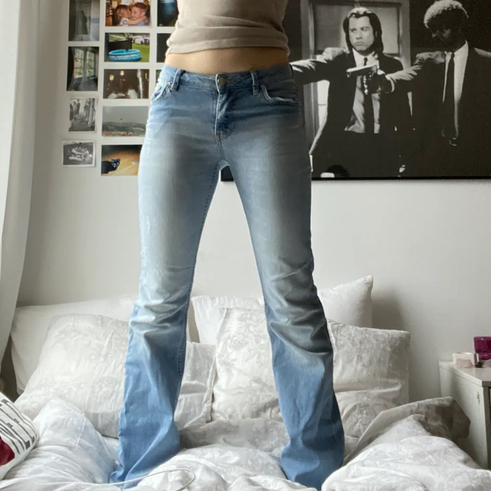 Snygga lågmidjade bootcut jeans från gina tricots 'perfect jeans'. De har (3:e bilden) blivit uppriva vid hälarna eftersom att de var för långa för mig, men det är inget som förstör looken. Köparen står för frakt💓. Jeans & Byxor.