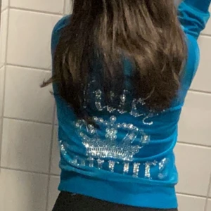 Juicy Couture - Populär blå Juicy Couture kofta med tryck på ryggen av pärlor😍 Jävligt fin! Köparen står för frakten! Knappt använd eftersom har en likadan fast i annan färg. Köp direkt för 550kr. 