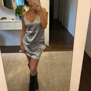 Silvrig klänning  - Köpte denna superfina silvriga klänningen från Kristin Sundbergs kollektion från NA-KD för ca 2 år sedan, men den har tyvärr endast kommit till användning en gång! Den är i storlek 38, skulle säga att den sitter väldigt fint på de flesta från XS och uppåt!!☺️