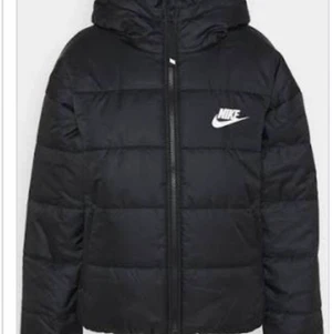 Söker Nike vinterjacka - Söker denna jacka i storlek s/m för ca 300kr beroende på skick. Möts helst upp i Göteborg.