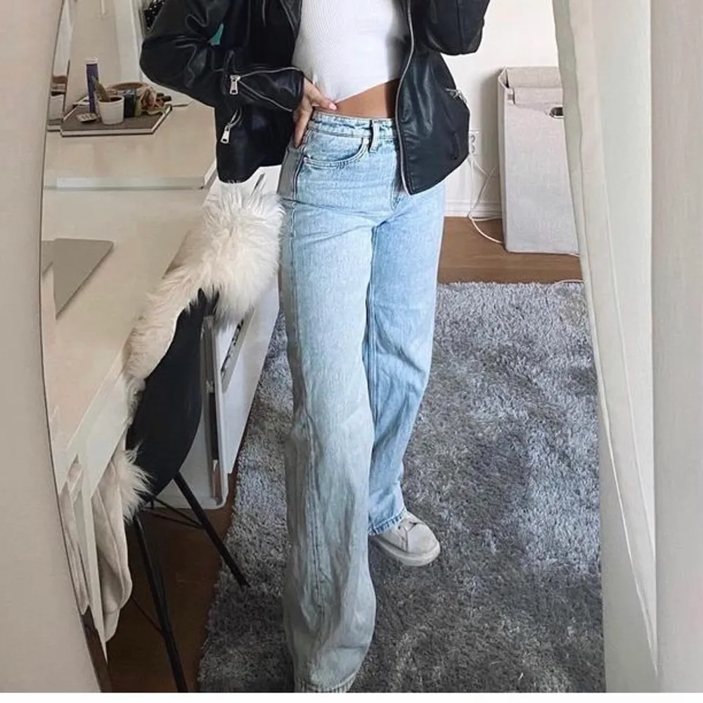 Säljer mina ljusblå jeans från Monki i modell Yoko. Dessa är nog mina absolut skönaste jeans men använder ej längre tyvärr. De är i rak modell med lite bredare ben. Har dessa i storlek 27 också om intresse finns. Jeans & Byxor.