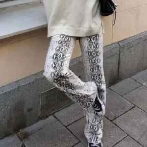 Zara jeans orm  - Lånade bilder!! Säljer dessa jeans då de tyvärr inte kommer till användning:( sitter som en smäck och går ner till marken på mig som är 174cm lång!!💜