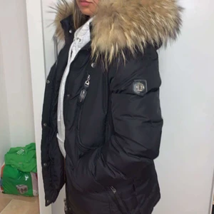 Hollisjacka st M  - Säljer denna fina vinterjackan då jag köpt en ny, den är k storlek M men går att göra med tajtare till S. Snabb affär pris kan diskuteras 