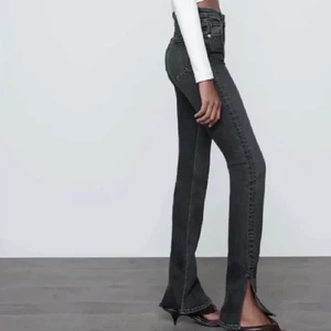 Zara jeans  - Populära snygga jeans med slits från zara, strl 34💕
