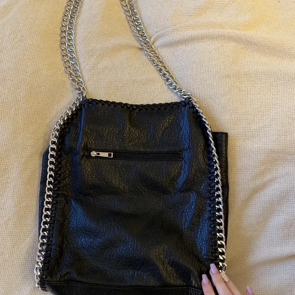 Säljer min svarta Stella McCartney liknande väska då den inte kommer till användning. Väskan är väldigt rymlig och är i mycket bra skick.( skriv om ni vill ha flera bilder).  Köparen står för frakten. . Väskor.