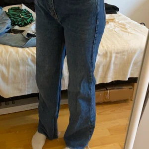 Mörkblåa vida jeans  - Mörkblåa vida jeans från pull and bear. Har klippt av längst ner så de passade min längd. Är 170 cm och de går ner till golvet på mig. Säljer för att de inte sitter så som jag tycker är skönt! Skickar såklart fler bilder, bara att fråga! Frakt tillkommer 🧸🧸