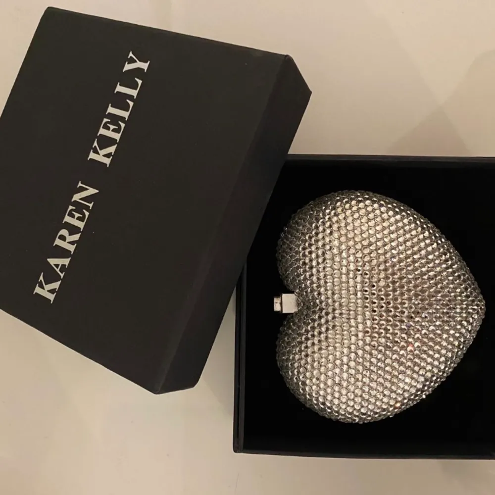 En liten silverväska från Karen Kelly. Aldrig använts tidigare. Säljer eftersom den inte används. Betalning sker via swish. . Väskor.