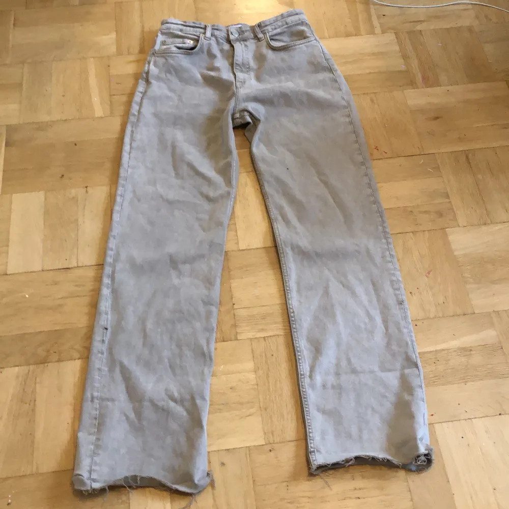 Säljer direkt för 100kr plus frakt. Jag är 175cm. Inte min stil därför till försäljning. Passar storlek 34-40. Går över fötterna. Jeans & Byxor.