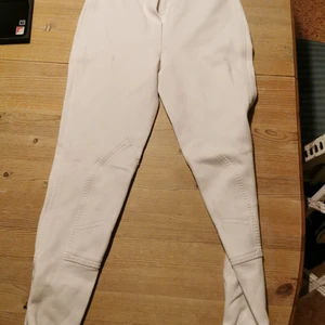 Oanvända tävlingsbyxor !  - Superfina vita ridbyxor från hööks märke CRW. I en äldre modell, så finns inte att köpa längre. Endast använda på tävling och säljes nu pga för små. Väldigt fint skick! Nypris ca 400kr, mitt pris 100kr.
