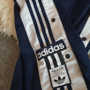 Adidas trackpants strl 36 (M) - Säljer mina mörkblåa trackspants från Adidas, väldigt bekväma och knappt använda. ❤ köpt för 800 kr.