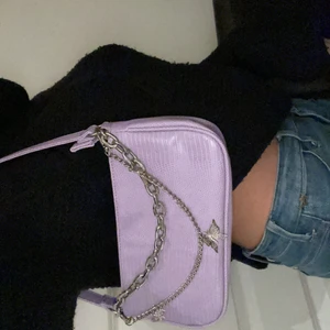 Väska - Lila väska med detaljer från shein