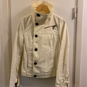 Off white jeansjacka - Diesel - En off white-färgad jeansjacka från Diesel, köpt på 90-talet. Coola detaljer, hög krage och i bra skick!