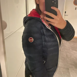 Colmar jacka - Fin blå colmar jacka som passar perfekt till hösten, lite tunnare dunjacka men värmer mycket, blå på utsidan och röd på insidan, köpt i Italien men kommer tyvärr inte till användning längre! Det är storlek 14y, men passar mig som använder s, så skulle säga den är i storlek 36/38🥰 har tyvärr inget kvitto längre men den är äkta!!