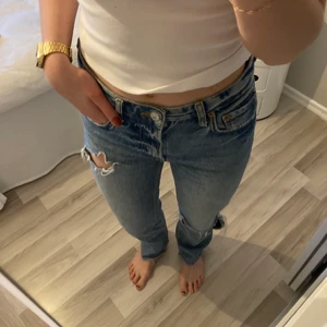 Zara jeans - Långa jeans med två hål och utan söm nertill så går att klippa av till den längd du vill ha! Bra skick, prid kan diskuteras!💙 Nypris: 500 kr, innerbensmått: 84 cm