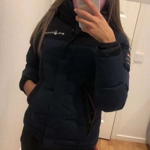 Sail racing jacka  - Marinblå Sail racing jacka knappt använd storlek XS/S. Nypris 2500 mitt pris 1000kr men kan diskuteras vid snabb affär!