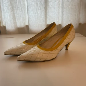 Vit-gula Rutiga klackar - Bunoh.q - Vita spetsiga klackar med gula detaljer från Bunoh.q⭐️