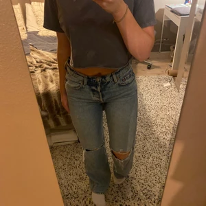 Jeans  - Jeans från & other stories med hål på knäna. Strl 28 och passar mig perfekt som är s/m. Köparen står för frakt 💕💕