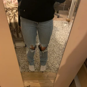 Jeans  - Jeans med slitningar på knäna från & other stories. De är i bra skick och använda ett fåtal gånger. Passar perfekt på mig som är s/m. Köparen står för frakt💕💕💕