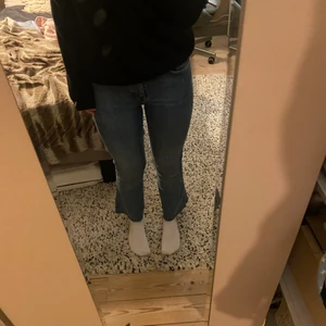 Jeans  - Trendiga jeans från zara. Storlek 38 jag är s/m. Köparen står för frakten 💕💕