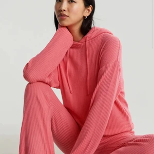 Stina rib hoodie och trousers  - Endast testade, inte riktigt min still därför säljer jag. Båda två för 200 kr med frakt. Finns inte hos Gina längre 