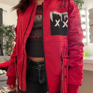 Skit cool street jacka - Jackan är en present av min pappa från kina, men tyvärr är det inte riktigt min stil och därför säljer jag. Jackans nypris är 1489 RMB vilket är 1997kr. Prislappen finns kvar och är aldrig använd. Pris kan diskuteras och sänkas om inte stor intresse finns vid jackan ❤️