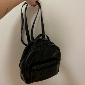 Liten lackad ryggsäck🤎 - Liten lackad ryggsäck från H&M🤎