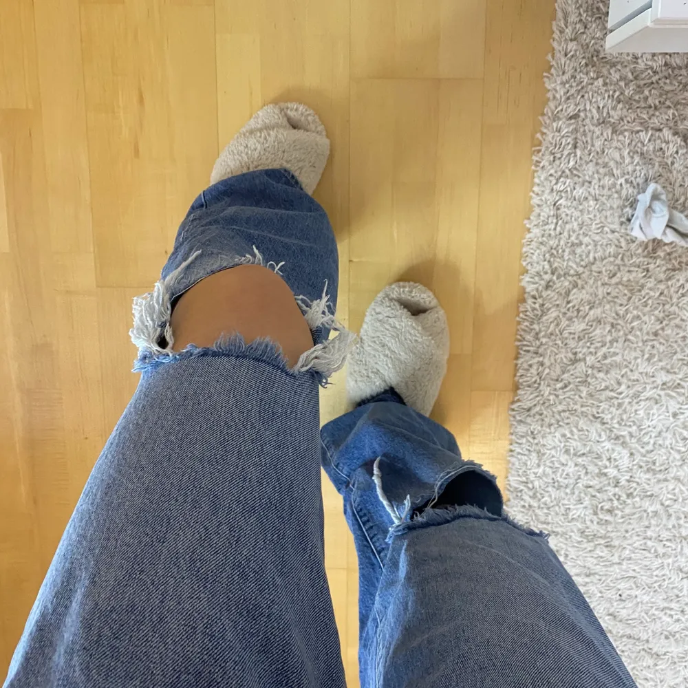 Säljer dessa jättefina jeans från Gina tricot, kommer inte ihåg exakt vad modellen heter men de är långa och har hål på knäna. Frakt tillkommer, köpta för 600kr, använda Max 3 ggr.. Jeans & Byxor.