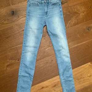 Bra skick tajta jeans från hollister 