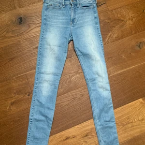 Hollister ljusblå jeans  - Bra skick tajta jeans från hollister 