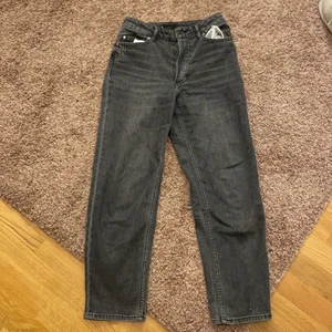 Stolek 34  - Säljer dessa underbara Jeansfrån Hm gråa slut sålda💕 kostade 400kr