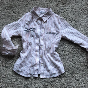 dkny blus - skitsnygg blus/skjorta från dkny. (antagligen tidigt 2000-tal) den har korta ärmar, tight och sitter väldigt snyggt