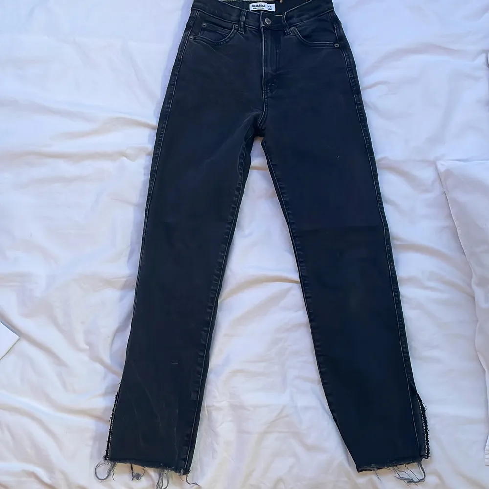 ett par snygga gråa jeans med slits från pull and bear, i storlek 32/xs. Jeans & Byxor.