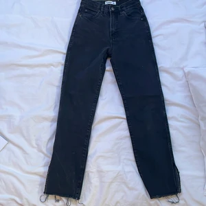 jeans  - ett par snygga gråa jeans med slits från pull and bear, i storlek 32/xs